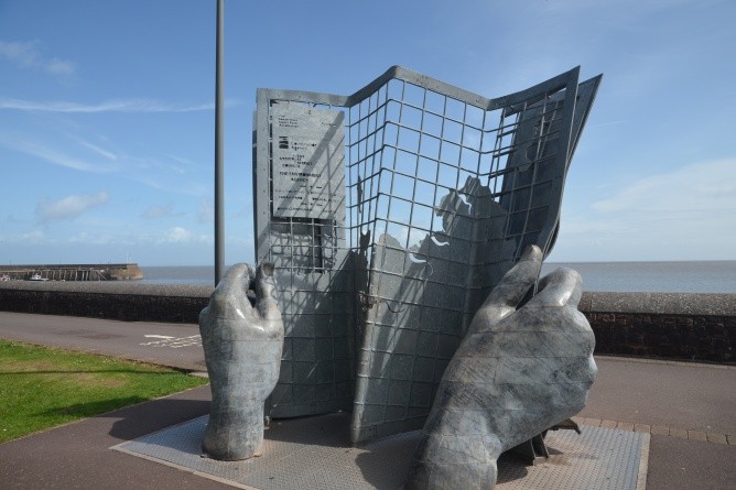 Ein Symbol für den längsten Fernwanderweg Englands, die Plastik von Owen Cunningham (Foto: Ralf Nestmeyer)