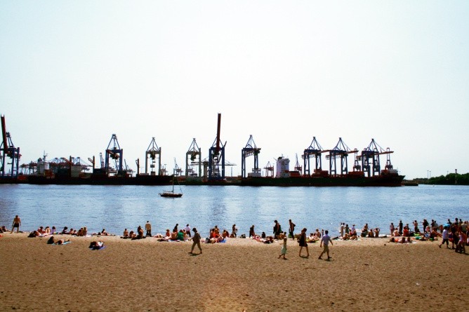 Beliebter Ort zum Ausspannen – der Elbstrand in Övelgönne (Foto: Berit Kröner)