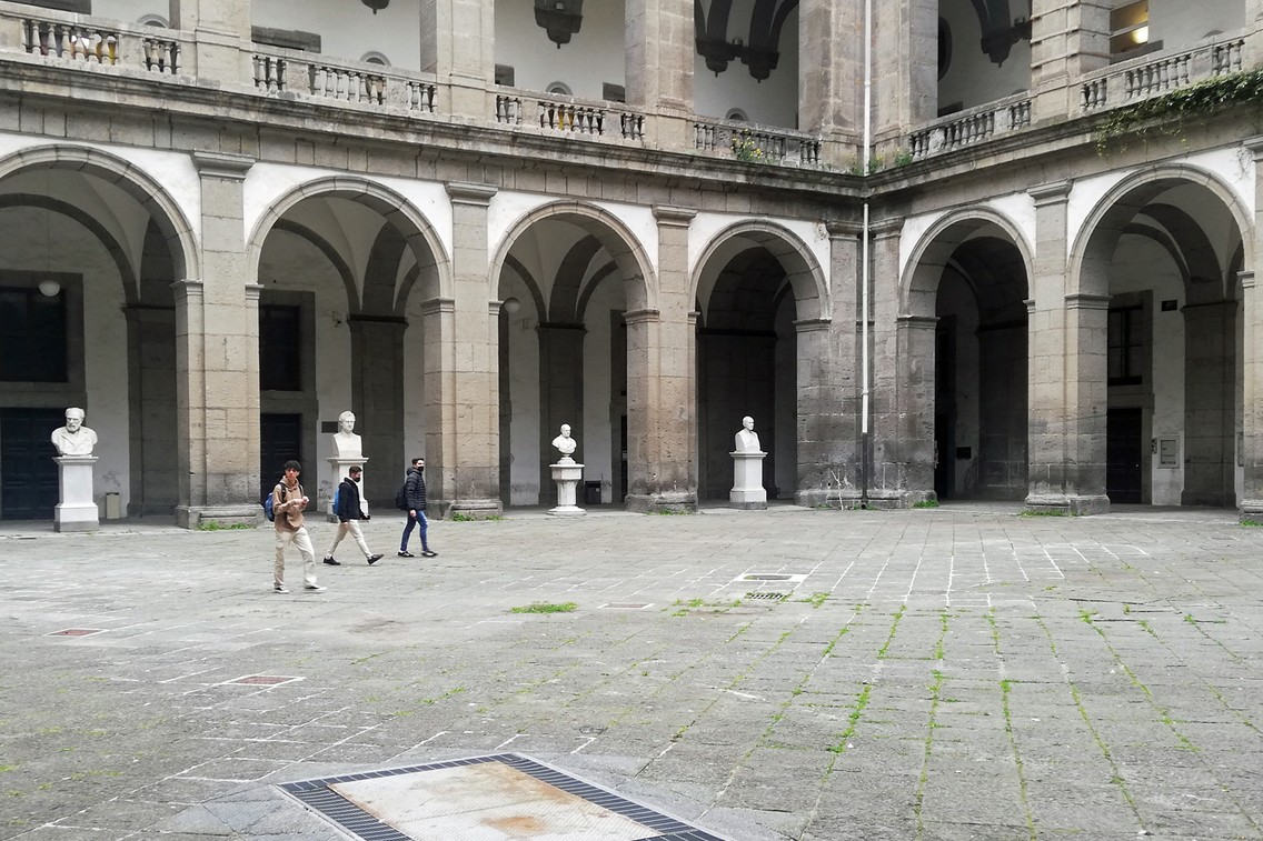 Ein großer Innenhof und ein kleines Zeitfenster ... 