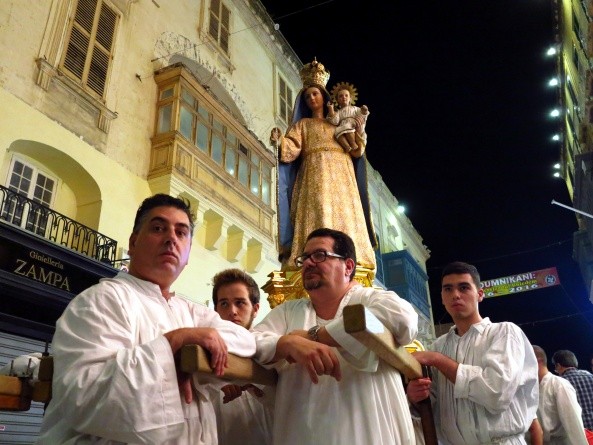 Eines der Patronatsfeste, bei denen Schutzheilige durch die Straßen getragen werden (Foto: Michael Bussmann)