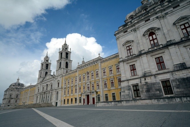 Wegen dieses gigantomanischen Königspalasts ging Portugal beinahe pleite … (Foto: Johannes Beck)