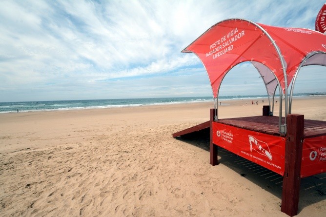 Der weitgehend naturbelassene und ausladende Sandstrand von Costa da Caparica (Foto: Johannes Beck)