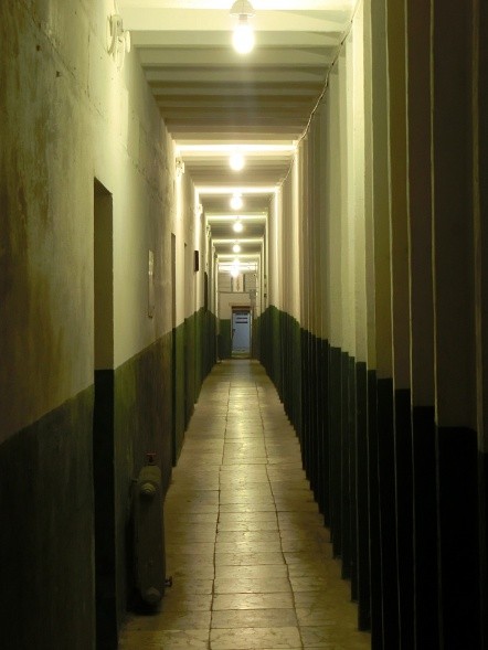 Der Zugang zu Enver Hoxhas Atomschutzbunker erfolgt durch einen modrig müffelnden, spärlich beleuchteten Tunnel … (Foto: Ralph-Raymond Braun)