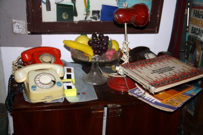 Wählscheibentelefone und Plastikobst. Diese Gegenstände waren in vielen sozialistischen Wohnungen anzutreffen … (Foto: Diana Stănescu)