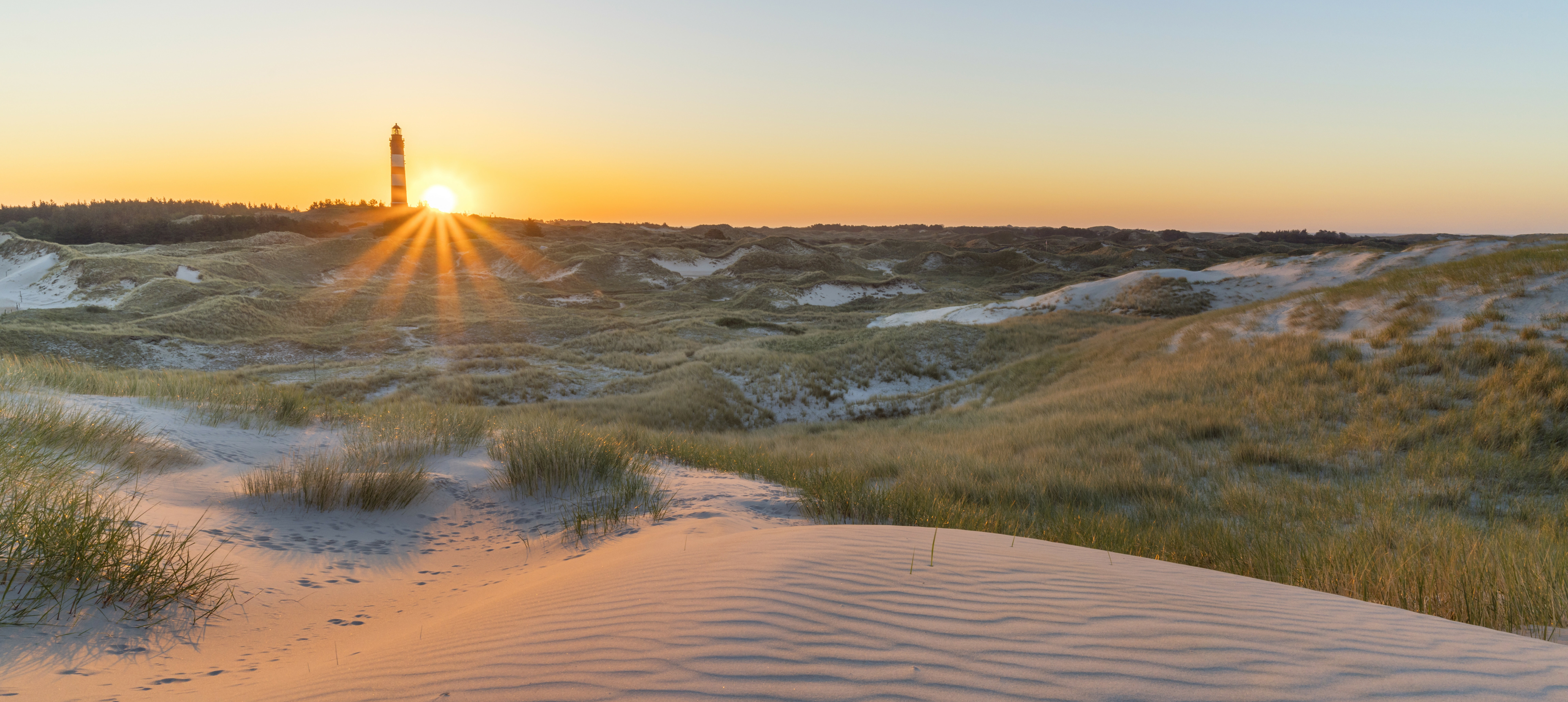 Sonnenaufgang über den Dünen auf der Insel Amrum