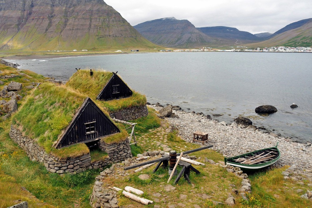 Die malerisch und abseits gelegene Fischereistation Ósvör gewährt Einblicke in die Zeit des Fischfangs (Foto: Christine Sadler)