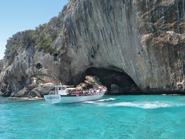 In Jahrmillionen durch unterirdische Wasserläufe ausgehöhlt, die Grotta del Bue Marino (Foto: Eberhard Fohrer)