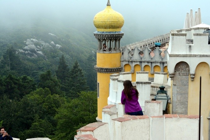 Oftmals liegt es im Nebel auf einem Berg bei Sintra – Portugals Neuschwanstein (Foto: Johannes Beck)