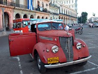 Rot wie der Kommunismus &ndash; ein ausgebeulter Oldtimer in Havanna