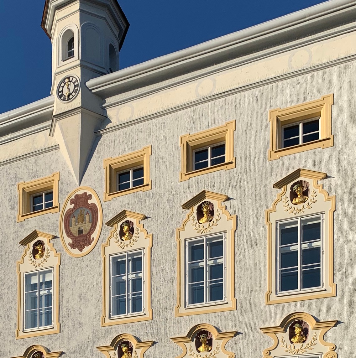 Großartige Kleinstadt: Das Rathaus ist nur eines von vielen Prachtgebäuden am Stadtplatz von Tittmoning @ Robert Zsolnay)
