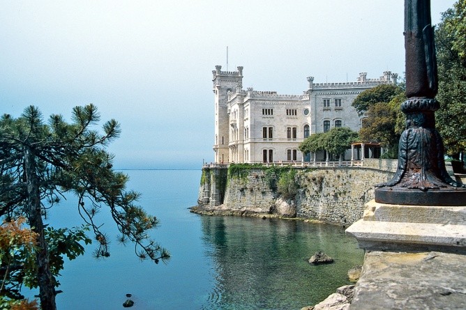 Das schwanenweiße Schloss am Meer (Foto: Eberhard Fohrer)