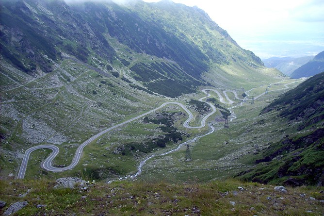 Ein Traum, (nicht nur) für Motorradfahrer, ist die Transfagarasan (Transfogarascher Hochstraße), die sich durch die Karpaten schlängelt. (Foto: Diana St&#259;nescu)
