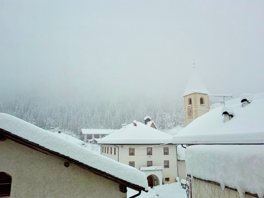 Blick aus dem Fenster nach einer Winternacht in St. Felix @ Florian Fritz