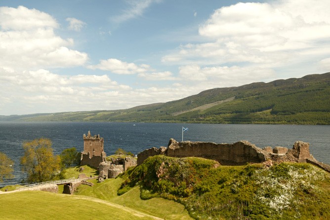 Das Urquhart Castle bei Loch Ness &ndash; ein friedlicher Ort, an dem sich auch Ungeheuer wohl fühlen &hellip;