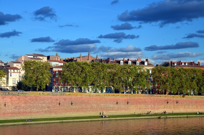 Toulouse oder Bei Sonnenuntergang leuchtet das Ufer der Garonne (Foto: Ralf Nestmeyer)