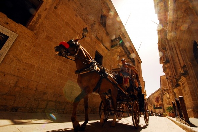 Teils von Pferdekutschen durchströmt, doch friedvoll und still am Abend &ndash; Mdina (Foto: Michael Bussmann)
