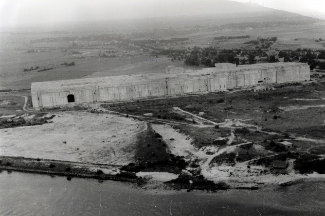 Die gigantomanischen Ausmaße des U-Boot-Bunkers Valentin auf einer Luftaufnahme von 1951 (Copyright Heimatverein Farge-Rekum, Landeszentrale für politische Bildung)