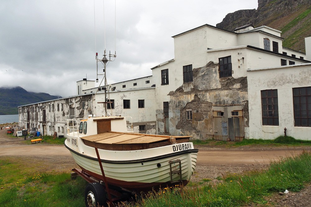 Die verwitterte Heringsfabrik in Djúpavík kann besichtigt werden. (Foto: Christine Sadler)