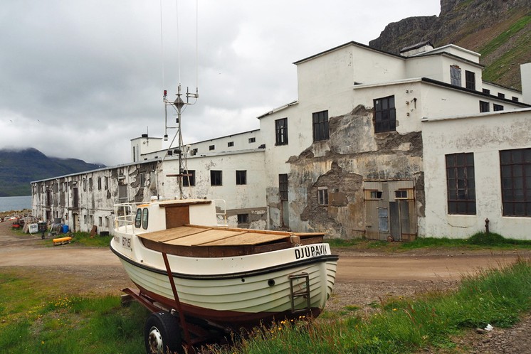 Die verwitterte Heringsfabrik in Djúpavík kann besichtigt werden. (Foto: Christine Sadler)