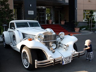 Der hoteleigene Rolls-Royce parkt vor einem 5-Sterne-Hotel in Mamaia am Schwarzen Meer