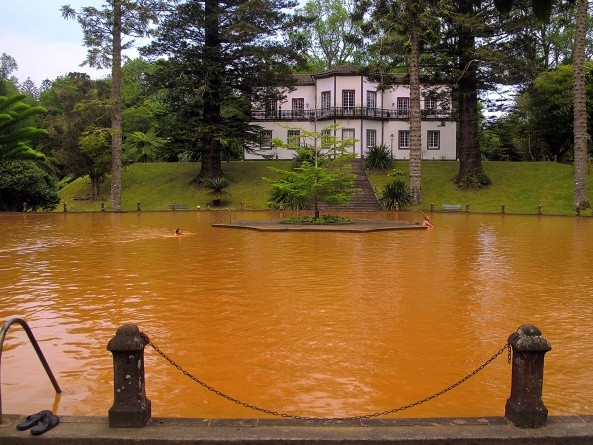 Der stimmungsvolle Thermalpool im Terra-Nostra-Park (Foto: Michael Bussmann)