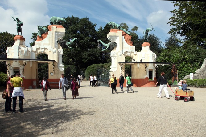 Bereits das Eingangsportal weist darauf hin, dass Hagenbeck einst Menschen ausstellte (Foto: Mirja Schellbach)