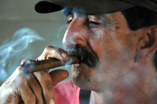 »Tabakversteher« Gerardo Gonzalez dreht die Zigarren selbst &ndash; für sich und die Touristen, die seine Finca bei Viñales besuchen. (Foto: Wolfgang Ziegler)