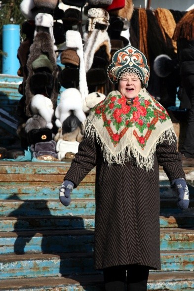 Ein Klischee, das sich hier bewahrheitet. Eine singende Babuschka auf dem wohl größten Souvenirmarkt Europas (Foto: Anika Zeller)