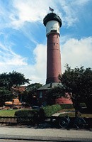 Land der Türme: der alte (windschiefe) Leuchtturm auf Wangerooge