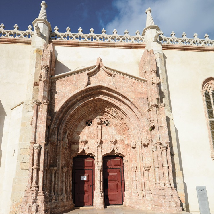 Die Igreja de Jesus ist eine der ersten Kirchen im Stil der Manuelinik, der portugiesischen Gotik (Foto: Johannes Beck)