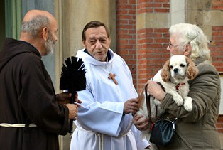 Die beliebte Tiersegnung auf der Place du Jeu de Balle. (Foto: Petra Sparrer)