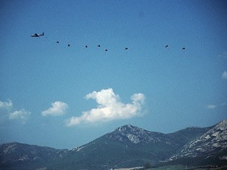 Französische Fremdenlegionäre trainieren im Himmel über Korsika