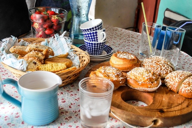 Eine Fika, wie sie im Buche und auf einem schwedischen Kaffeetisch steht (Foto: Lisa Arnold)