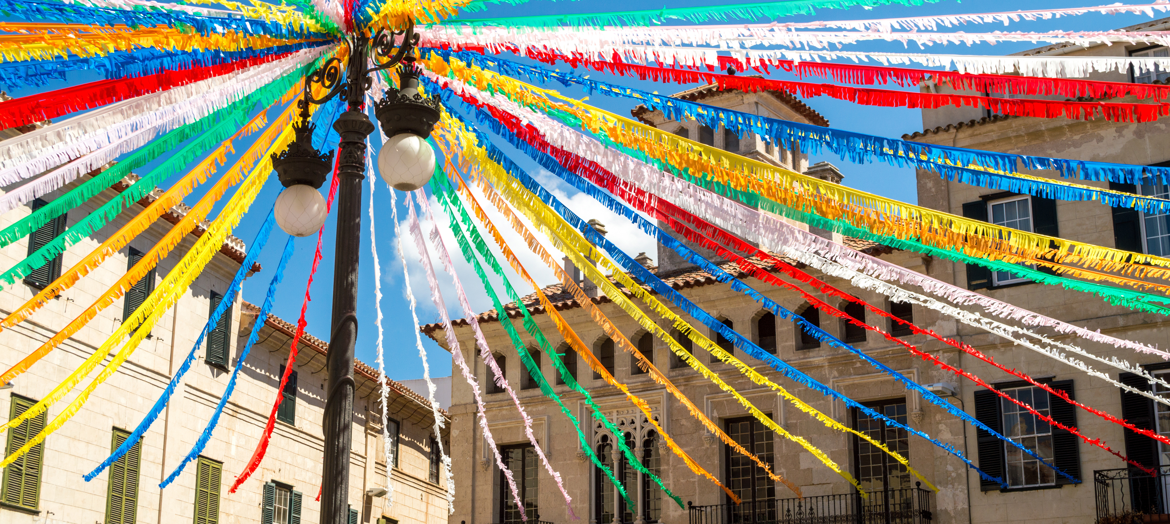 Bunter Platz in Maó
