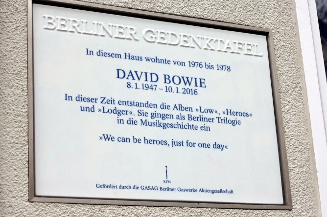 Hat was von einer Schwimmbadkachel … Die Gedenktafel für David Bowie (Foto: Gabriele Tröger)