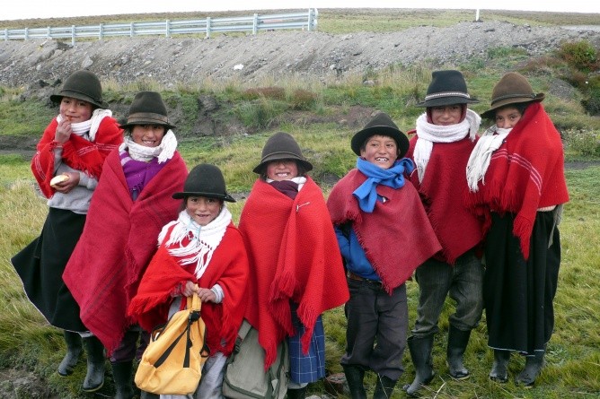 Kinderporträt mit Tracht kurz vor dem Markt in Guamote (Foto: Marco Cepeda)