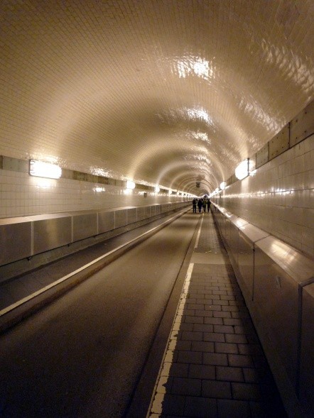 Ein Spaziergang durch den Alten Elbtunnel ist wie eine kleine Zeitreise (Foto: Matthias Kröner)