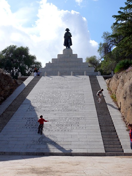 Sehr verehrt in seiner Geburtsstadt &ndash; Napoleon und sein Denkmal an der Place d'Austerlitz (Foto: Martin Lendi)