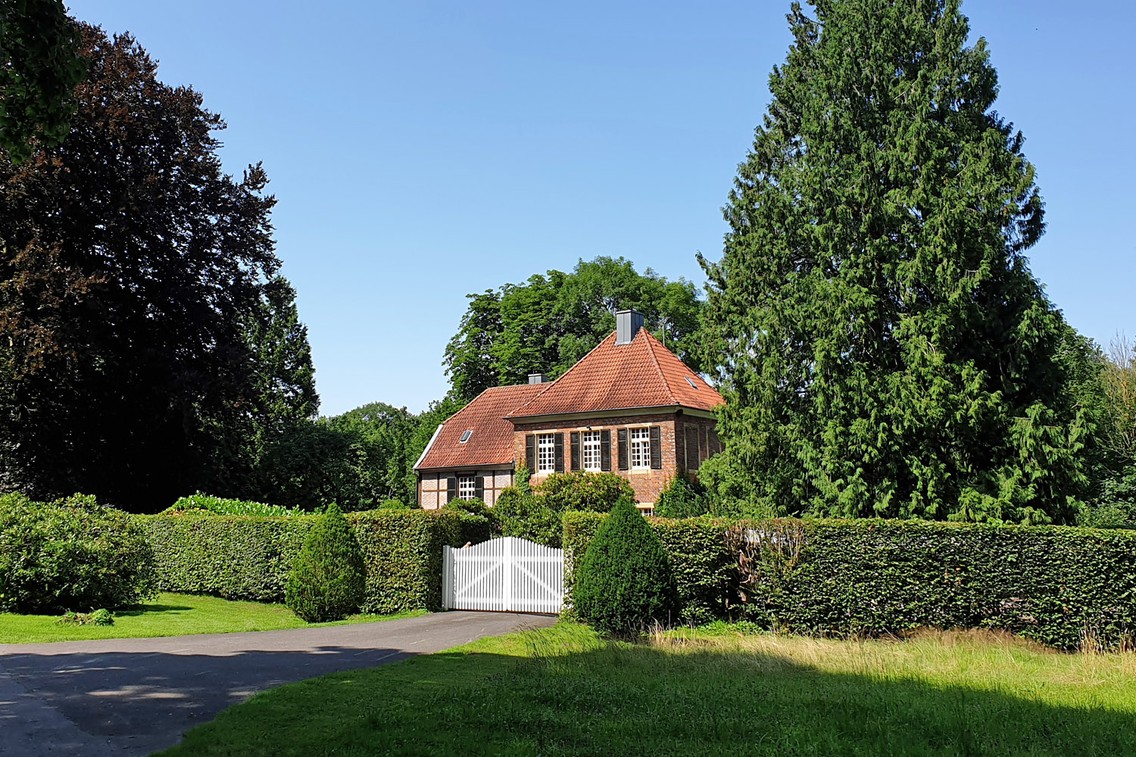 Das Forsthaus, wo die meisten Wanderwege durch den Wolbecker Tiergarten starten (Foto: Markus Terbach)