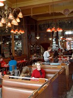 Café Chabron, Szenetreff mit viel Patina