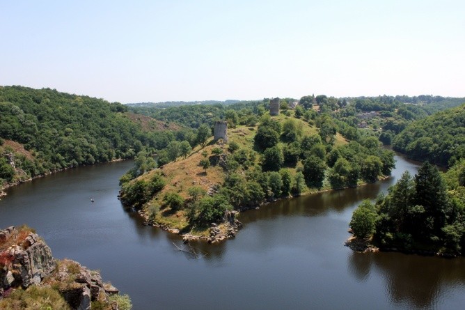 Idyllischer geht es nicht. Die familienfreundliche Paddeltour um die Burgruine von Crozant (Foto: Severine Sand)