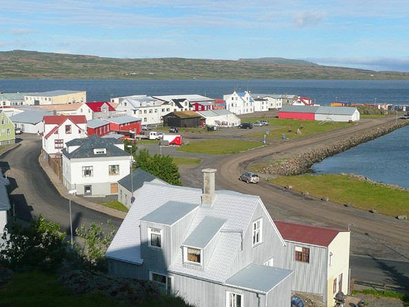 Zwischen weißen und roten Häusern liegt das Zaubereimuseum von Hólmavík (Foto: Christine Sadler)