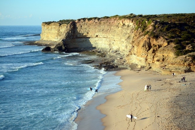 Das Paradies für Wellenreiter liegt in der Brandung der Praia da Ribeira d’Ilhas (Foto: Johannes Beck)