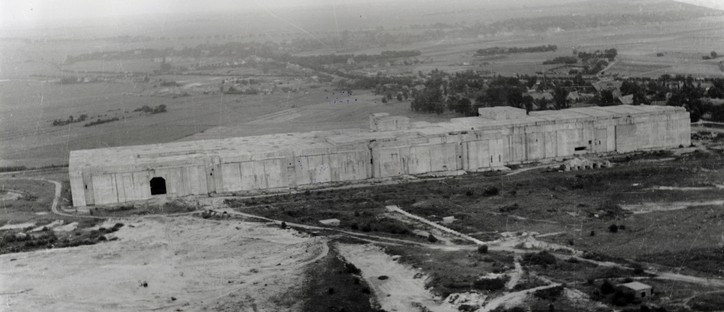 Die gigantomanischen Ausmaße des U-Boot-Bunkers Valentin auf einer Luftaufnahme von 1951 (Copyright Heimatverein Farge-Rekum, Landeszentrale für politische Bildung)