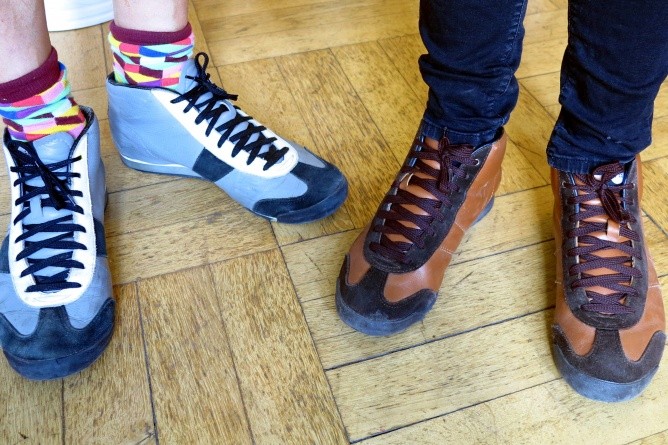 Wer in Tschechien etwas auf sich hält, trägt sie – Botas-Sneakers (Foto: Michael Bussmann)
