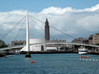 Eine filigrane Fußgängerbrücke spannt sich über das Hafenbecken von Le Havre