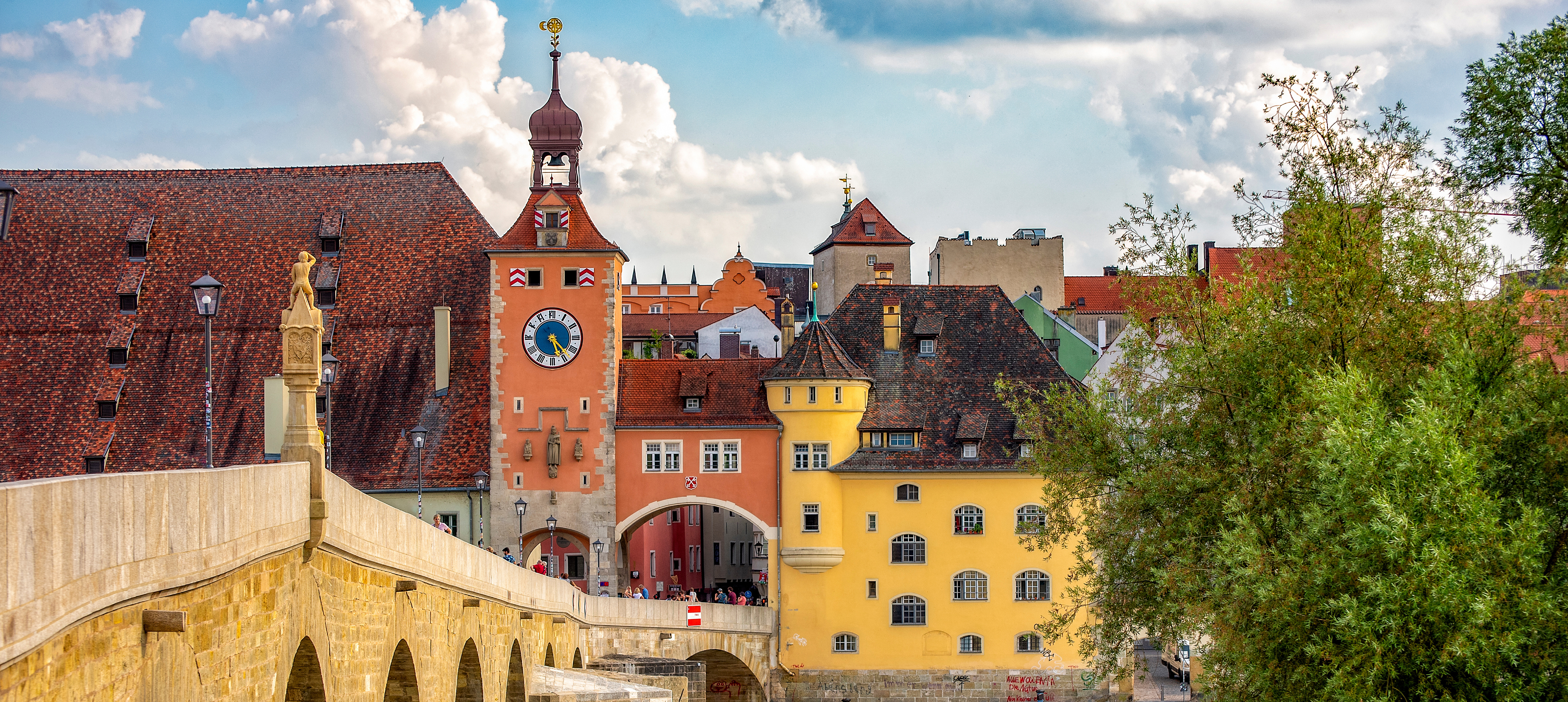 Die Altstadt von Regensburg mit der Steinernen Brücke im Vordergrund
