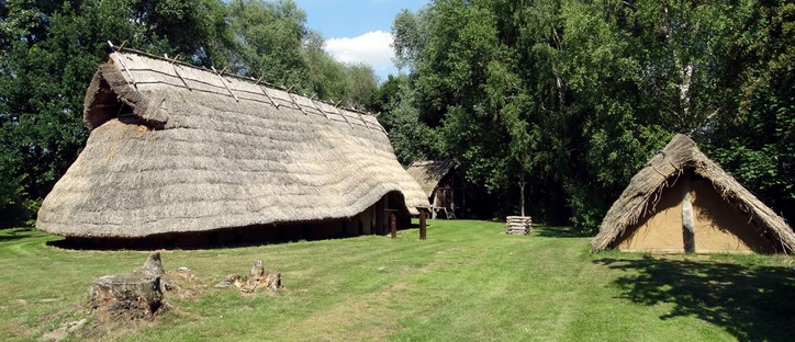 Das angeschlossene Freilichtmuseum zeigt den Alltag der Germanen (Foto: Heidi Schmitt)