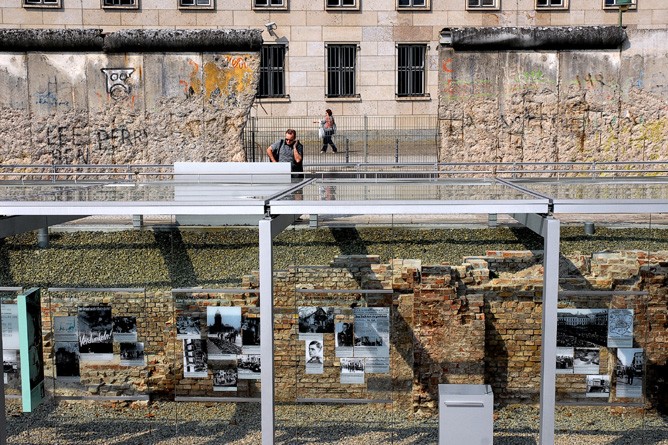 Die Mauer an der Niederkirchnerstraße 25 Jahre später