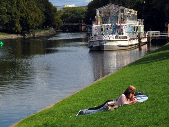 Chillout am Wasser. Der Landwehrkanal am Urbankrankenhaus. (Foto: Gabriele Tröger)